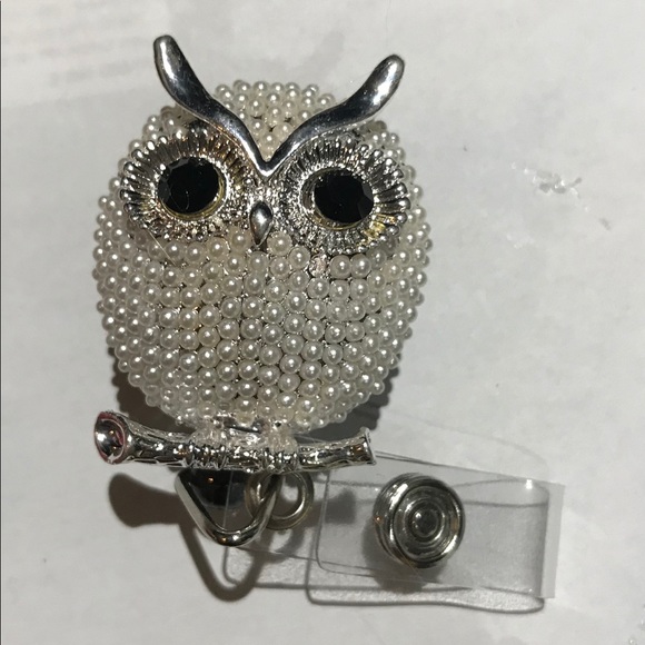 Jewelry - Pearl owl 🦉 badge reel